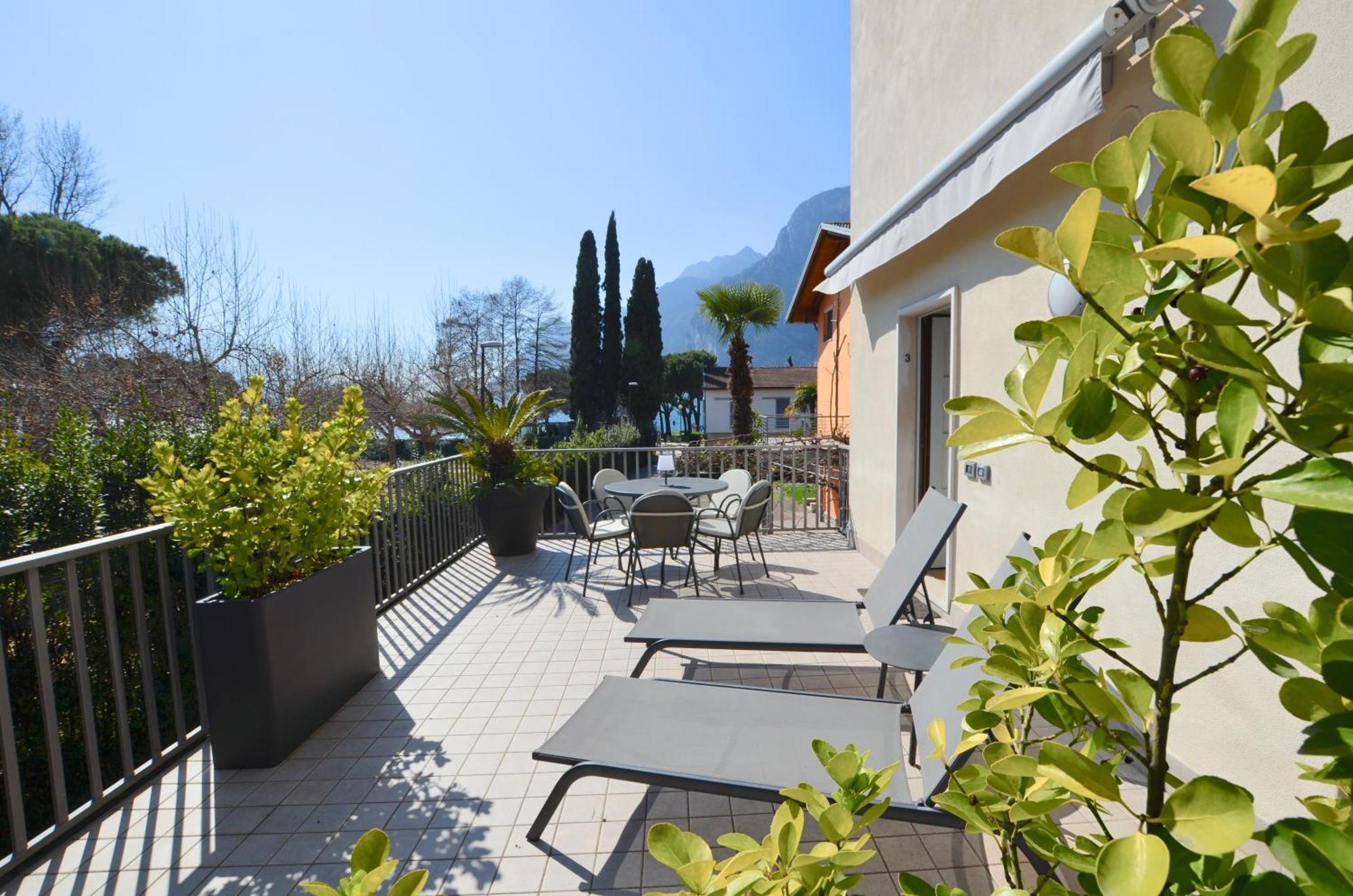 Villa Phoenix - Lake Apartments Riva del Garda Værelse billede