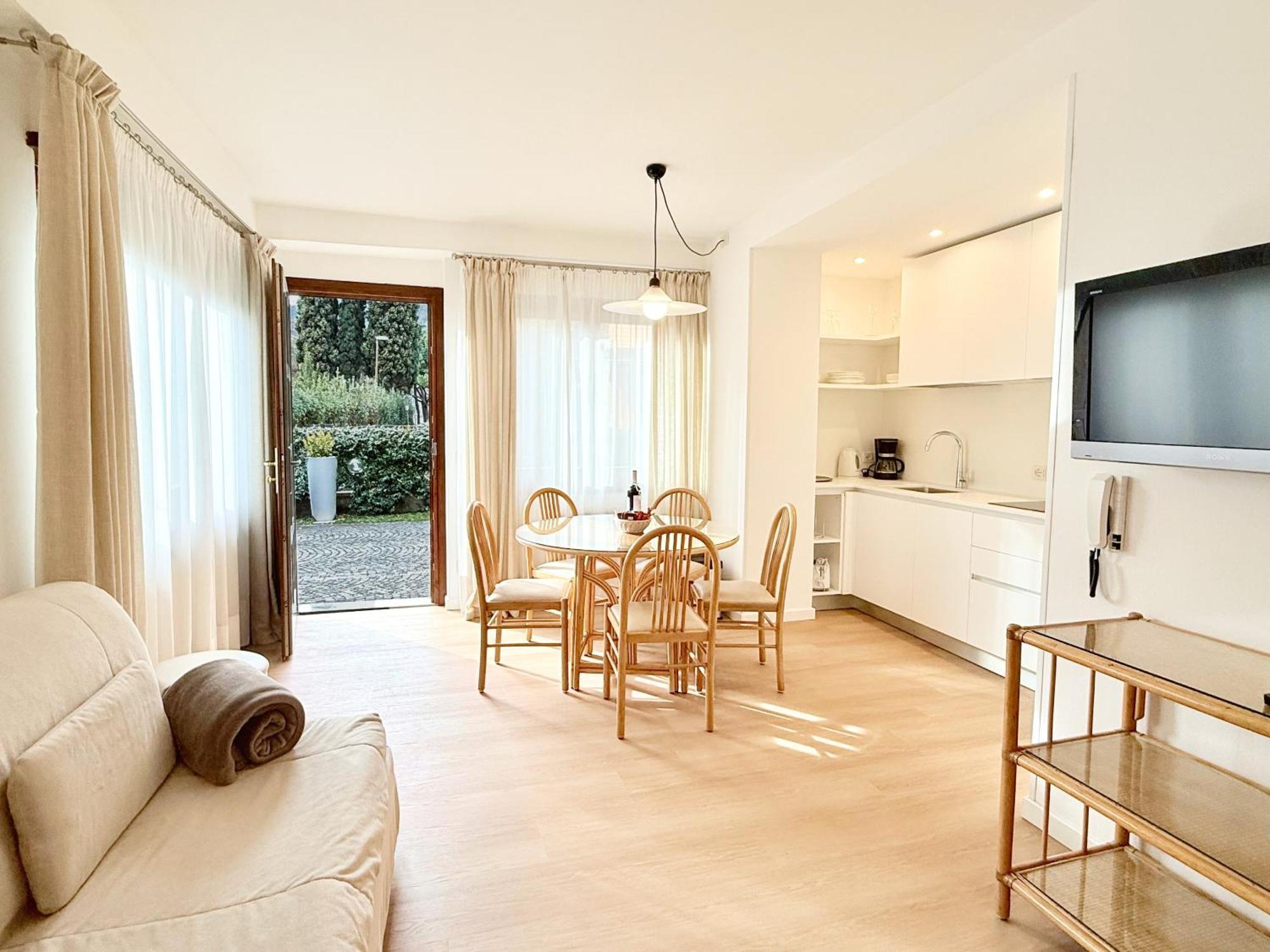 Villa Phoenix - Lake Apartments Riva del Garda Værelse billede