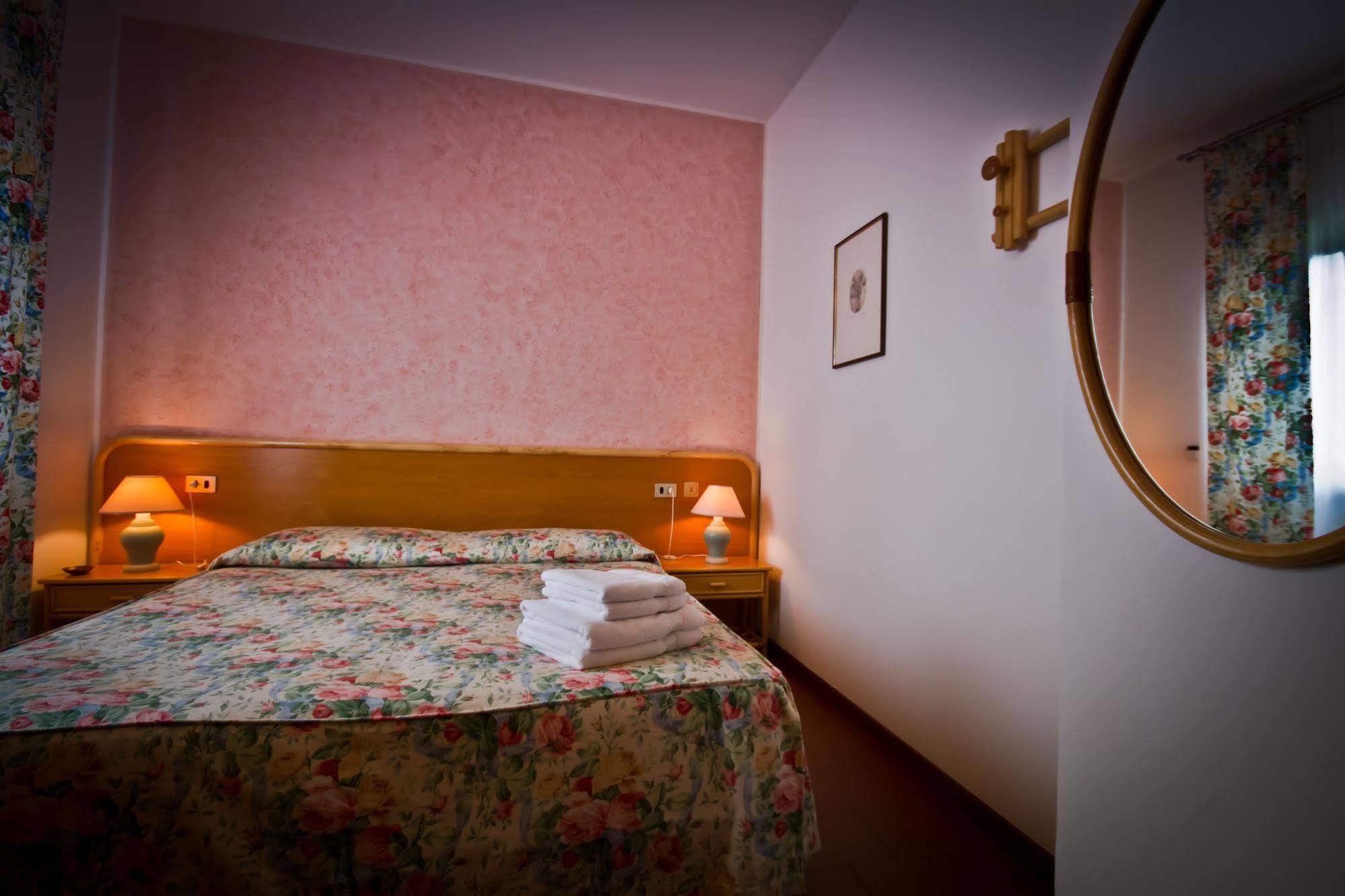 Villa Phoenix - Lake Apartments Riva del Garda Eksteriør billede