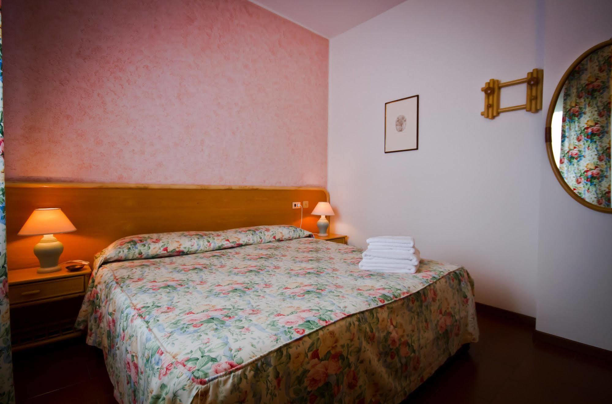 Villa Phoenix - Lake Apartments Riva del Garda Eksteriør billede